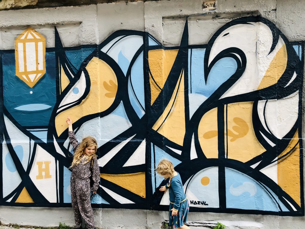 Children with Porto street art